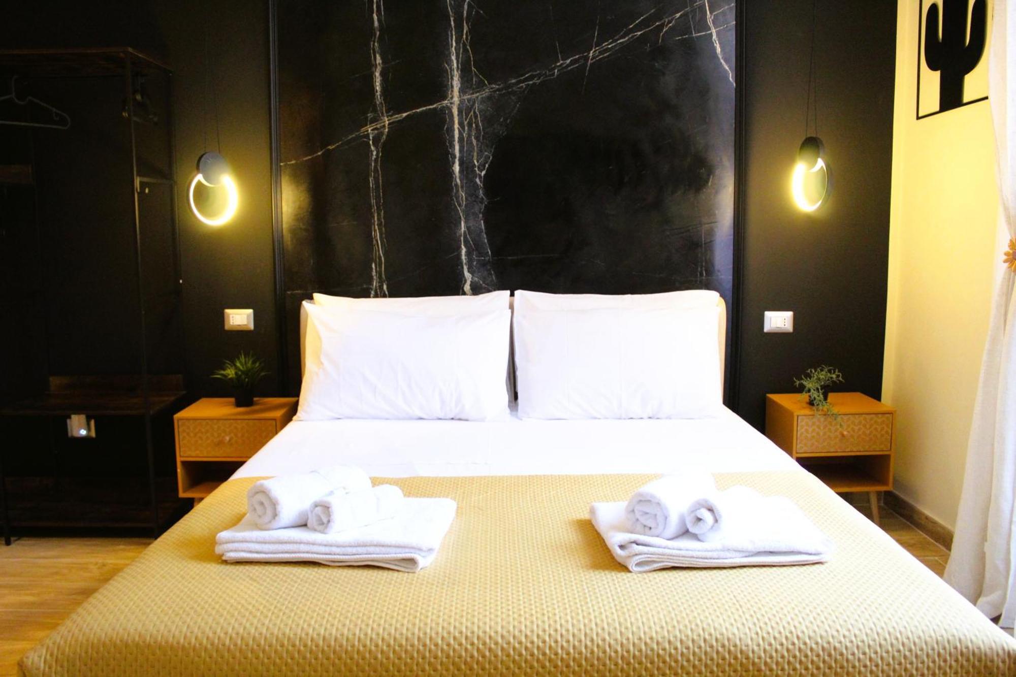 Blackwoody Contemporary Rooms - Napoli Centro Storico Via Toledo 외부 사진